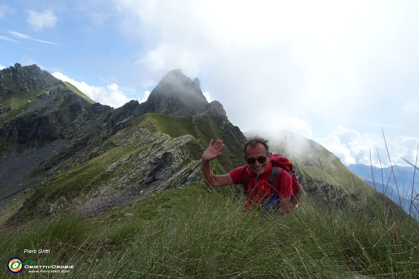 30 La vetta del Valletto compare, a tratti, tra la nebbia.JPG